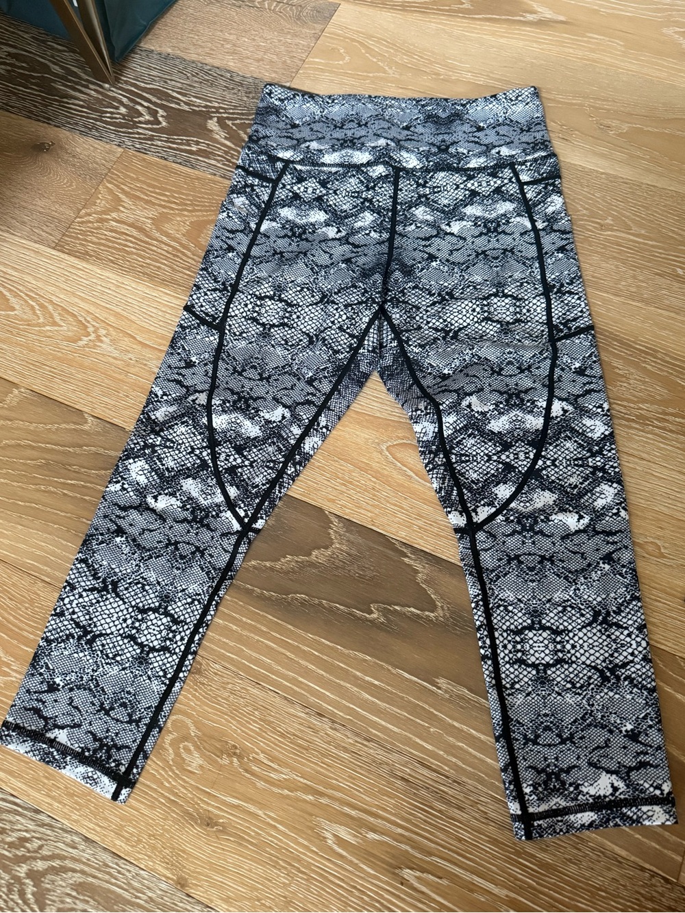 ZYIA Women’s Metallic Snake-Print Active Leggings Size 6-8